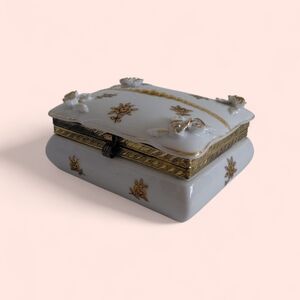 MC Ardalt Japan White/Gold Porcelain Raised Roses Hinged Lid Jewerly Box